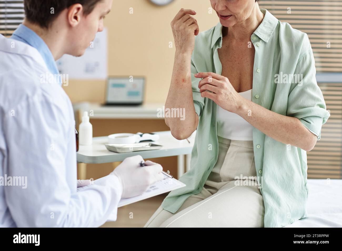 Nahaufnahme der Reifen Frau, die Symptome des Hautzustandes dem Arzt in der Dermatologie Klinik erklärt, Kopierraum Stockfoto
