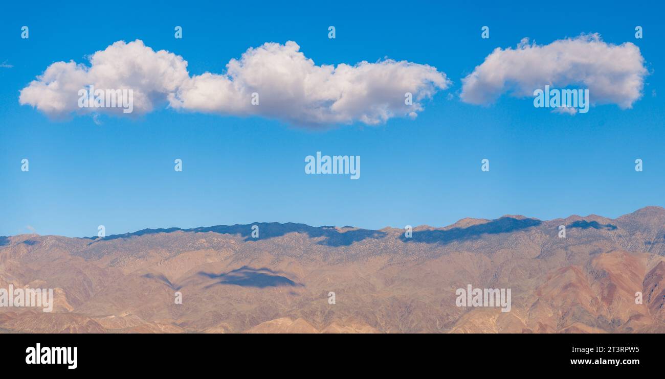 Blauer Himmel und verstreute Wolken über den Bergen der Sierra Nevada und dem owens-Tal Stockfoto