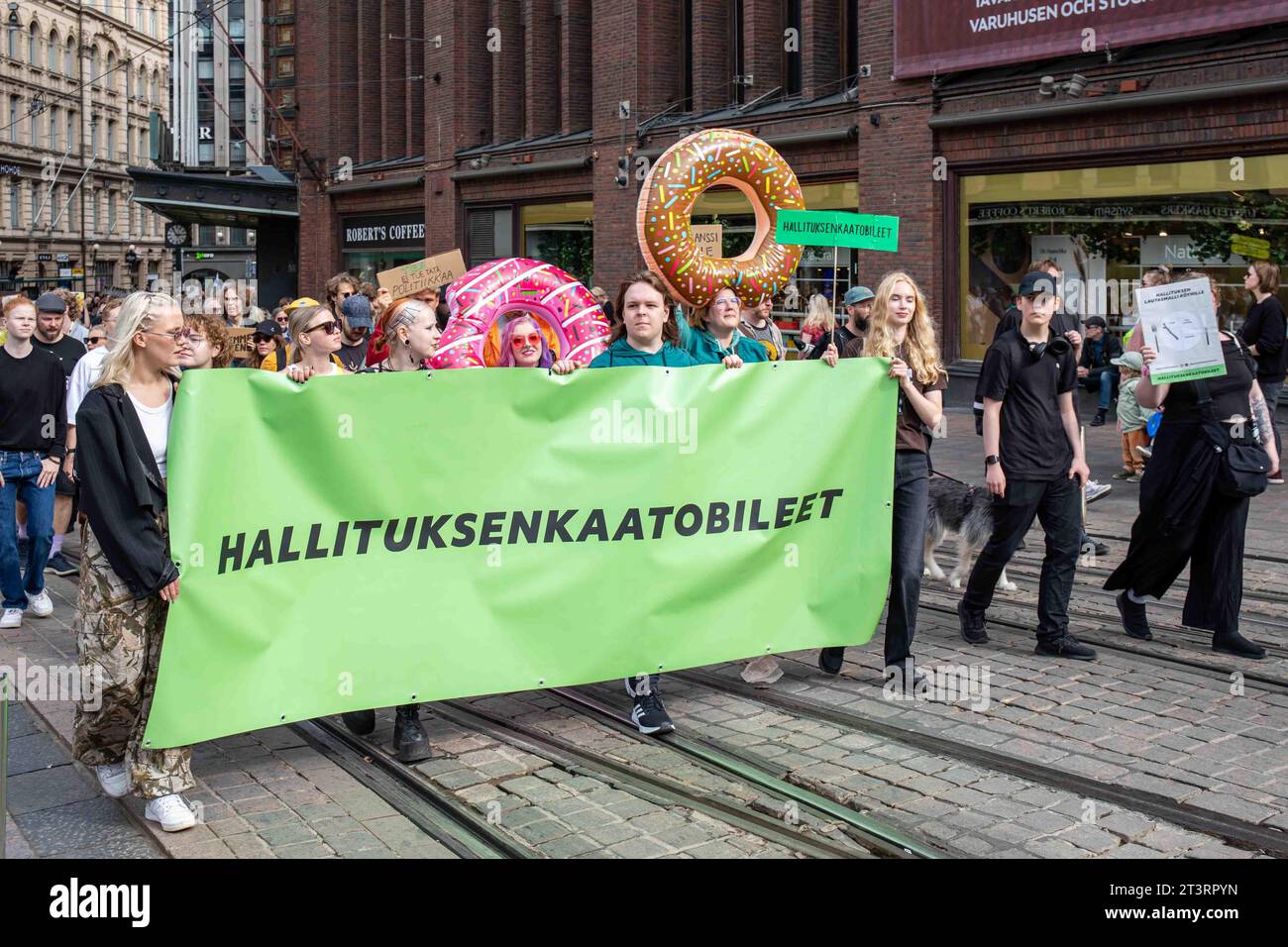 Hallituksenkaatobileet. Der Demonstrant hält ein großes grünes Bannet auf mich, emme Vaikene! Anti-Rassismus-Demonstration in Helsinki, Finnland. Stockfoto