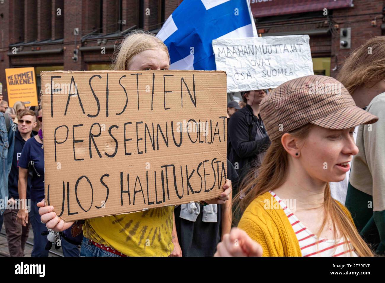 Fasistien perseennuolijat ulos hallituksesta. Der Demonstrant hält ein Pappschild auf mich, emme Vaikene! Anti-Rassismus-Demonstration in Helsinki, Finnland. Stockfoto