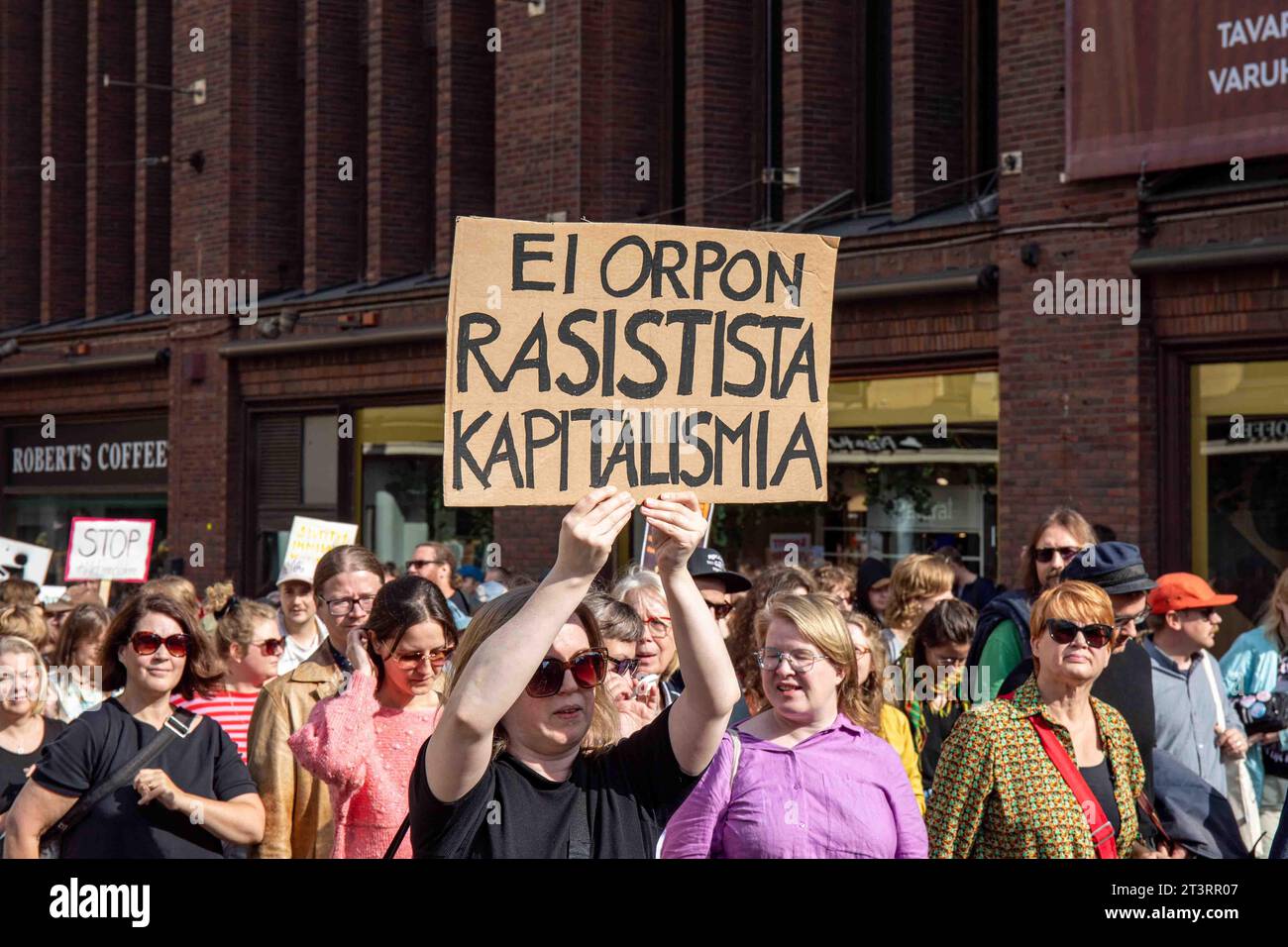 EI Orpon rasistista kapitalismia. Der Demonstrant hält ein Pappschild auf mich, emme Vaikene! Anti-Rassismus-Demonstration in Helsinki, Finnland. Stockfoto