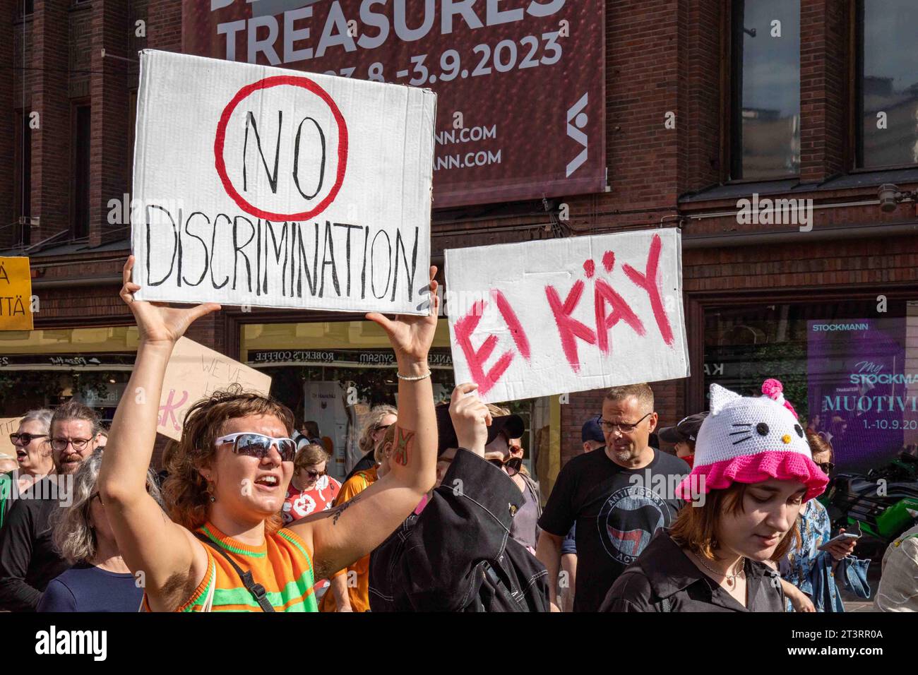 Keine Diskriminierung. Der Demonstrant hält ein handgeschriebenes Schild auf mich, emme Vaikene! Anti-Rassismus-Demonstration in Helsinki, Finnland. Stockfoto