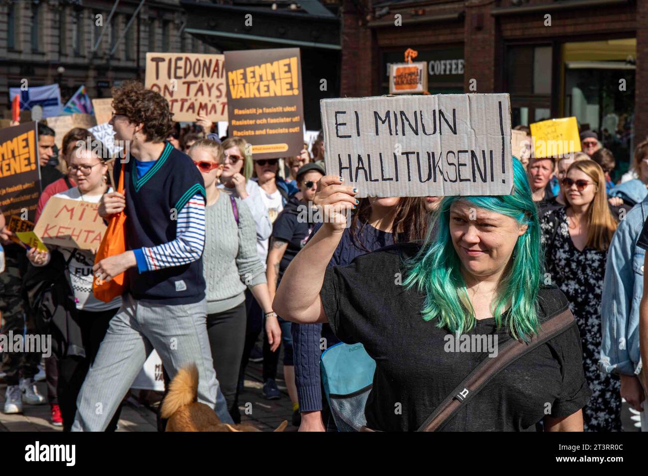 Ei minun hallitukseni! Demonstrant mit Grün hält ein Pappschild auf mich, emme vaikene! Anti-Rassismus-Demonstration in Helsinki, Finnland. Stockfoto