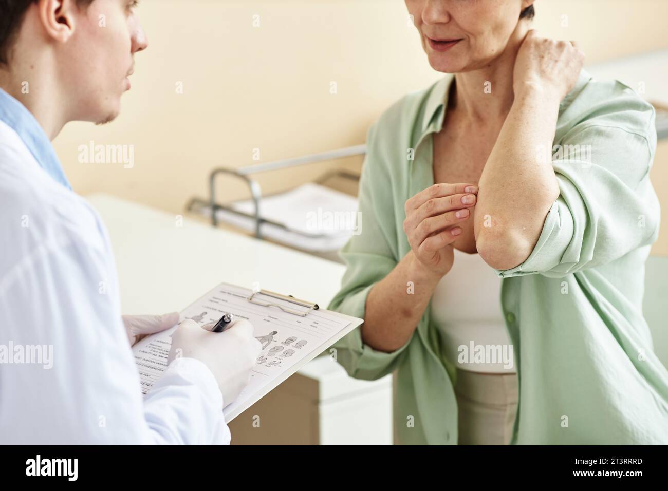 Nahaufnahme einer auf die Haut zeigenden Reifen Frau während der Sprechstunde in der Dermatologischen Klinik, Kopierraum Stockfoto