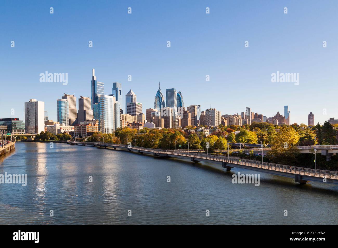 Skyline im Herbst hinter dem Schuylkill River Boardwalk am Morgen, Philadelphia, Pennsylvania, USA Stockfoto