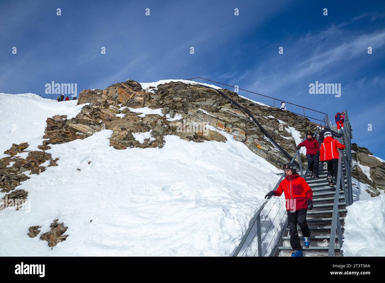 Neustift im Stubaital, Österreich – 16. Februar 2023: Touristen in Skibekleidung an der Plattform auf der Spitze der Alpen Stockfoto