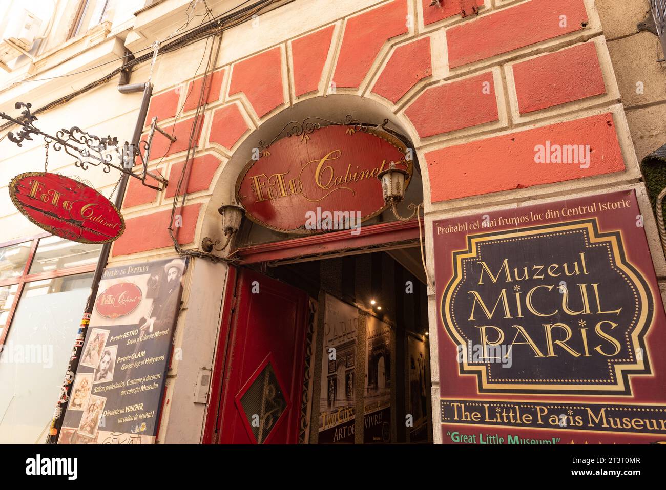 Bukarest, Rumänien. September 2023. Muzeul Micul Paris oder Little Paris Museum, Museum bietet eine Reise zurück in die Belle Epoque Ära Bukarest, einst bekannt als Little Paris. (Foto: John Wreford/SOPA Images/SIPA USA) Credit: SIPA USA/Alamy Live News Stockfoto