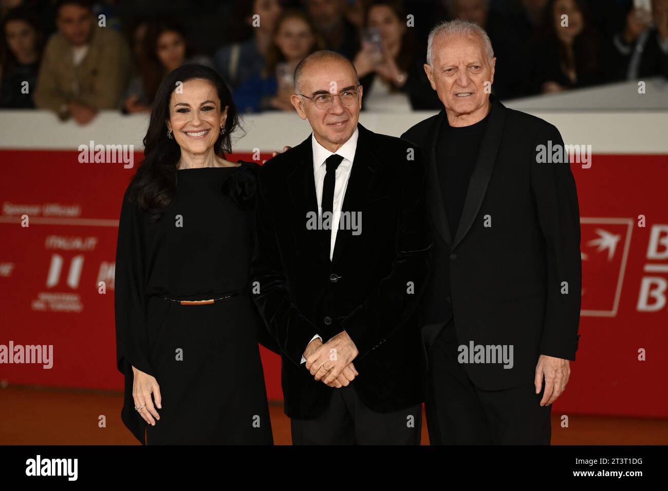 News - Rom Filmfestival 18. Auflage - 9. TAG Francesca de Stefano, Giuseppe Tornatore und Santo Versace besuchen einen Roten Teppich für den Film IL CAMORRISTA während der 18. Ausgabe des Rom Filmfestivals, 26. Oktober 2023, Auditorium Parco della Musica, Rom, Italien Rom Auditorium Parco della Musica Italien Copyright: xDomenicoxCippitellix/xLiveMediax LPN 1103768 Credit: Imago/Alamy Live News Stockfoto