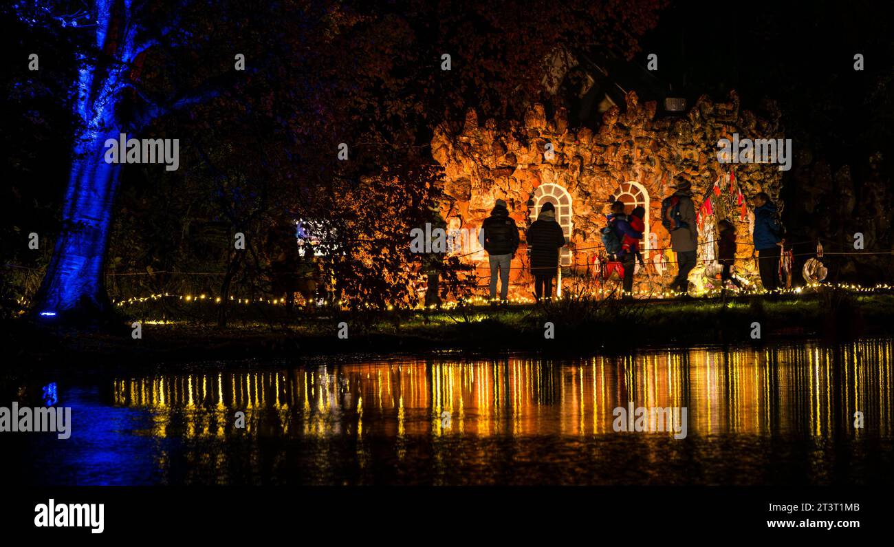 Gosford Estate, East Lothian, Schottland, Großbritannien, 26. Oktober 2023. Wondrous Woods Illuminations Event: Besucher genießen die nächtliche Veranstaltung auf dem Gelände des Gosford House. Quelle: Sally Anderson/Alamy Live News Stockfoto