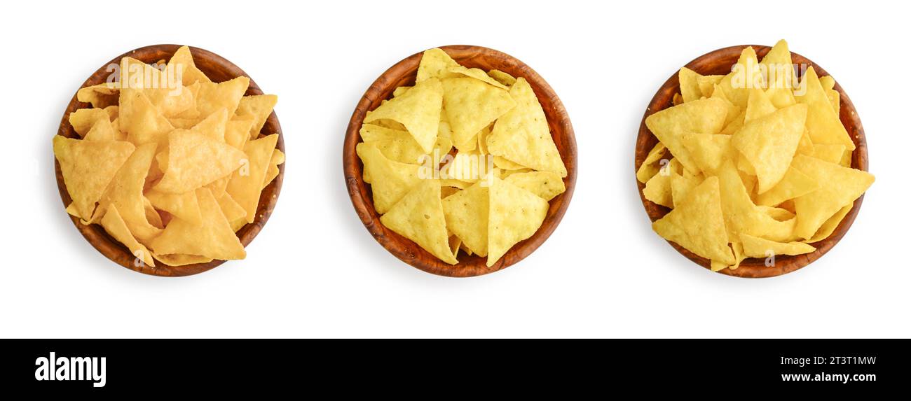 Set aus Tortilla oder Nacho Chips mit verschiedenen Geschmacksrichtungen in Holzschale isoliert auf weißem Hintergrund Stockfoto