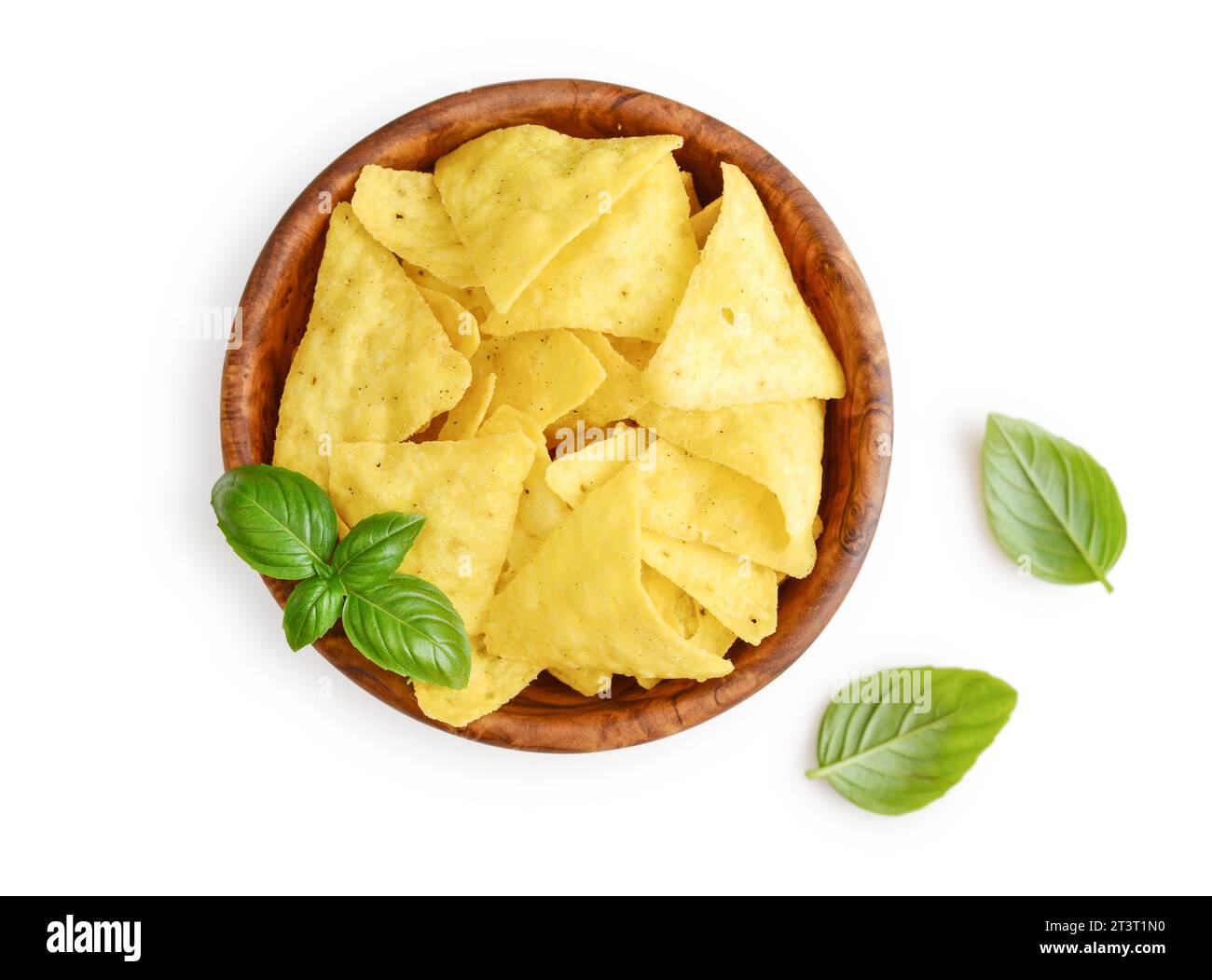 Tortilla oder Nacho Chips in Holzschale mit Basilikum isoliert auf weißem Hintergrund Stockfoto