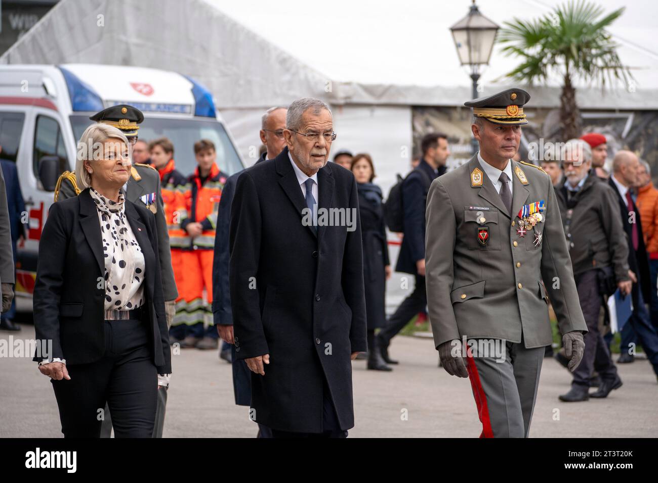 Wien, Österreich. 26. Oktober 2023. Bundespräsident und Gefolgschaft auf dem Weg zur Kranzniederlegung durch den Oberbefehlshaber des Österreichischen Bundesheeres, Bundespräsident Alexander van der Bellen am Nationalfeiertag in Wien. Bild zeigt (vorne, v.l.n.r.)Verteidigungsministerin Klaudia Tanner, Bundespräsident Alexander van der Bellen und General Rudolf Striedinger. *** Wien, Österreich 26. Oktober 2023 Bundespräsident und Gefolge auf dem Weg zur Kranzniederlegung durch den Oberbefehlshaber der österreichischen Bundeswehr, Bundespräsident Alexander van der Bellen am ersten Nationalfeiertag Stockfoto