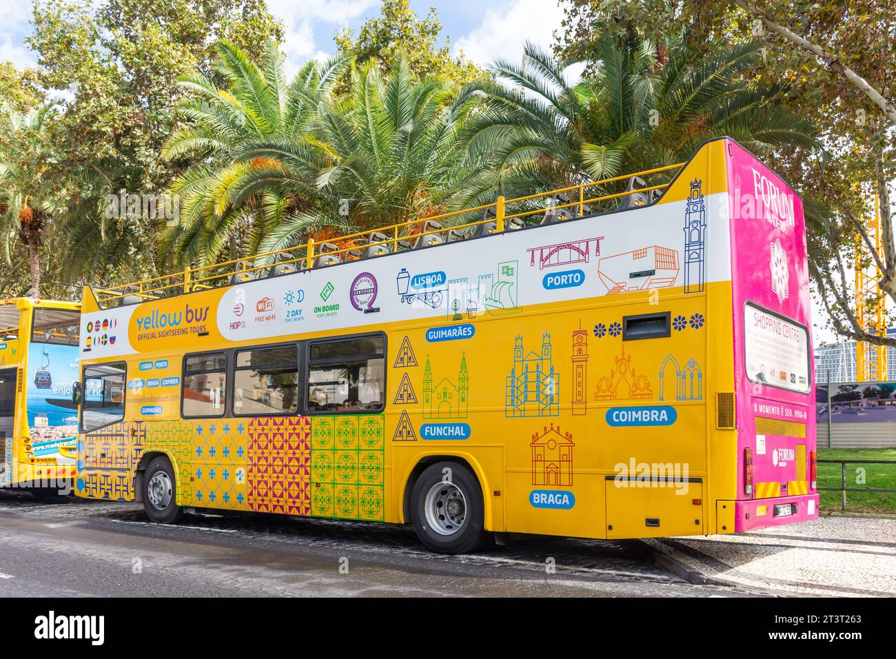 Gelber Bus Sightseeing-Reisebus an der Uferpromenade der Stadt, Avenue do Mar, Funchal, Madeira, Portugal Stockfoto