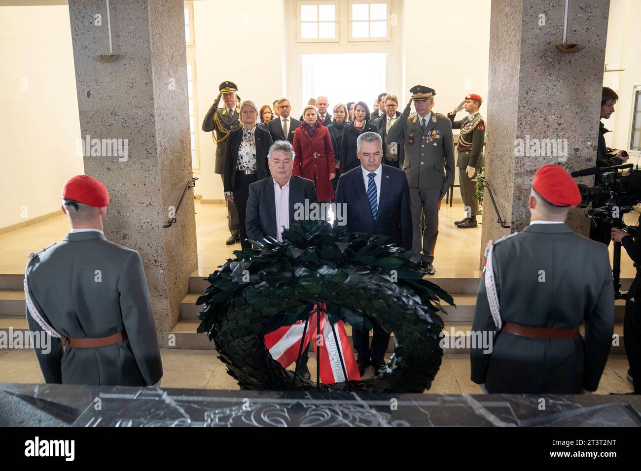 Wien, Österreich. 26. Oktober 2023. Kranzniederlegung der Österreichischen Bundesregierung in der Krypta am AÌˆußeren Burgtor, Bundeskanzler Karl Nehammer und Vize-Kanzler Werner Kogler. Bild zeigt (vorne, v.l.n.r.) Vize-Kanzler Werner Kogler und Bundeskanzler Karl Nehammer. *** Wien, Österreich 26. Oktober 2023 Wreath-Zeremonie der österreichischen Bundesregierung in der Krypta am AÌˆußer Burgtor, Bundeskanzler Karl Nehammer und Vizekanzler Werner Kogler Bild zeigt Front, f l n r Vizekanzler Werner Kogler und Bundeskanzler Karl Nehammer Stockfoto