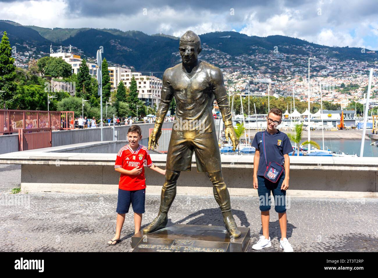 Jungen posieren vor Cristiano Ronaldo-Statue vor CR7 Cristiano Ronaldo Museum, Avenue Sá Carneiro, Funchal, Madeira, Portugal Stockfoto