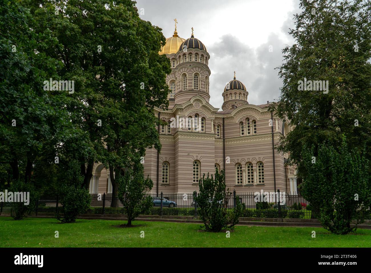 Architektonische Landschaft mit der Rigaer Geburt Christi-orthodoxen Kathedrale. Ein Blick auf dieses majestätische Kirchengebäude an der Esplanade im Zentrum von Riga. Stockfoto