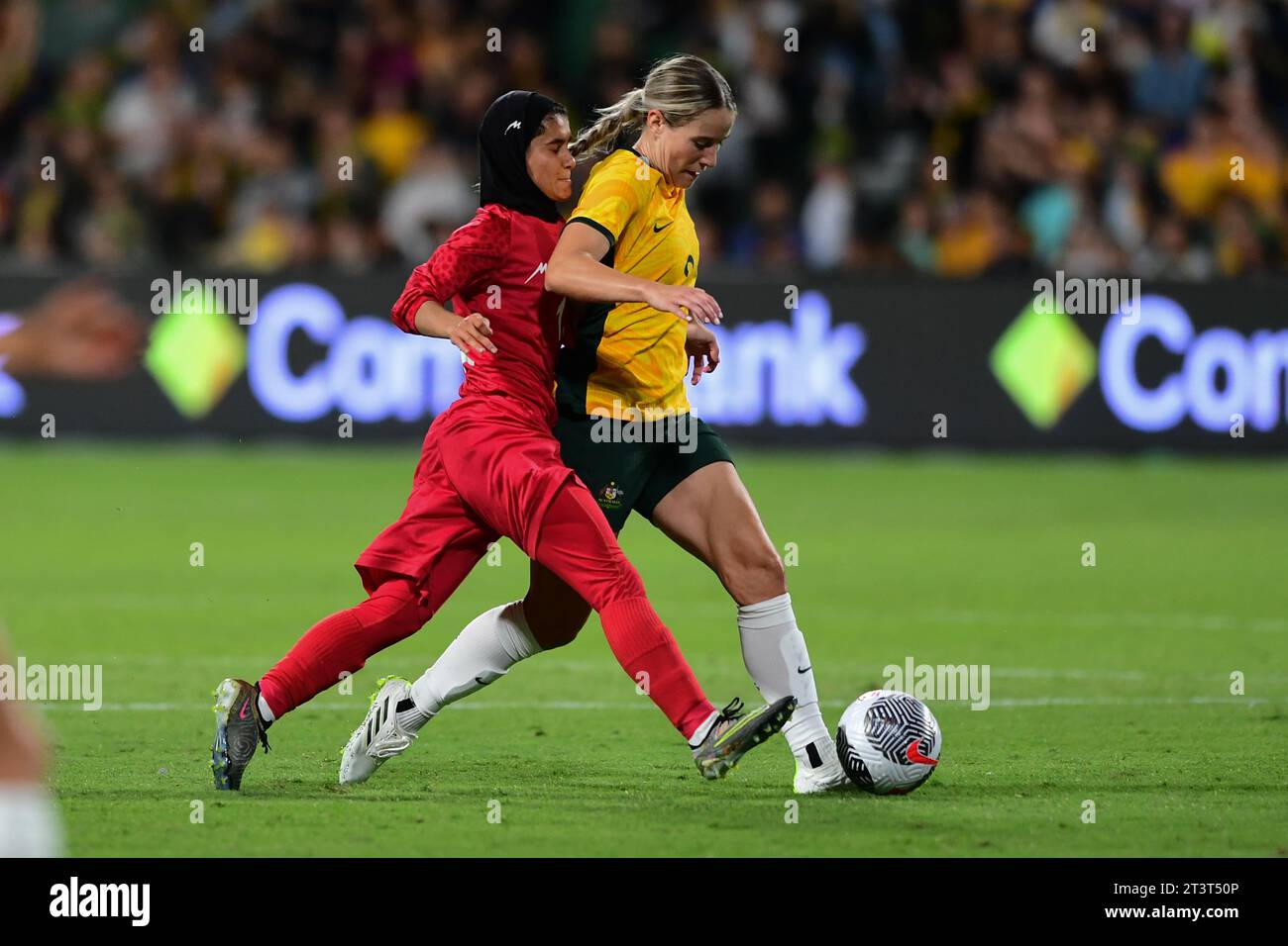 Perth, Australien. Oktober 2023. Negin Zandi (L) von der Islamischen Republik Iran Frauen-Fußballmannschaft und Courtney Nevin (R) von der australischen Frauen-Fußballmannschaft wurden 2024 während des Spiels der AFC Frauen-Fußball-Qualifikationsrunde 2 Gruppe A zwischen Australien und der Islamischen Republik Iran im Perth in Aktion gesehen Rechteckiges Stadion. Endpunktzahl Australien 2:0 Islamische Republik Iran. (Foto: Luis Veniegra/SOPA Images/SIPA USA) Credit: SIPA USA/Alamy Live News Stockfoto