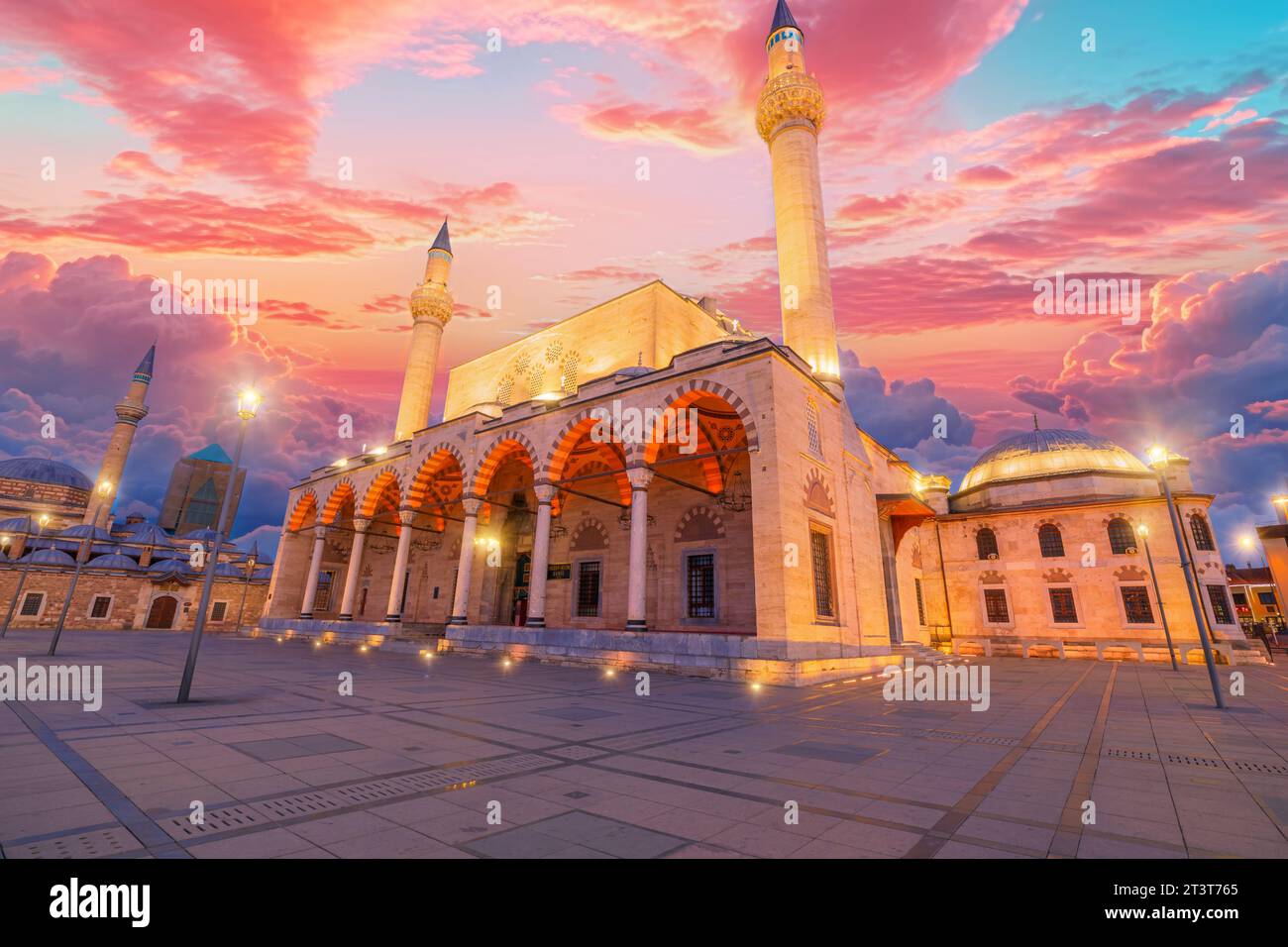 Die Selimiye-Moschee in Konya, Türkei, ist in den warmen Farbtönen des Sonnenuntergangs getaucht, mit ihren eleganten Kuppeln und Minaretten, die sich vor dem verblassenden Himmel abheben. Die Ruhe Stockfoto