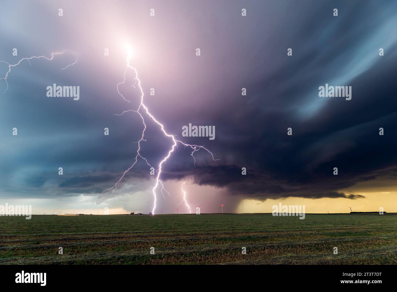 Massive Blitze von einem Superzellengewitter in der Nähe von Fleming, Colorado Stockfoto