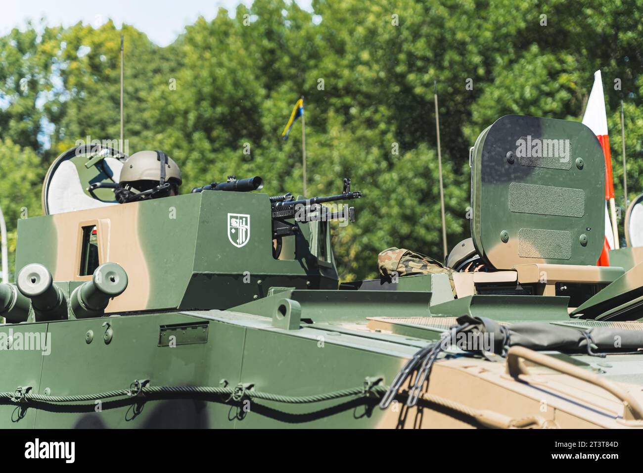 Porträt der Luke des Gutachters in einem Militärpanzer. Zwei Soldaten, die aus einem Panzer gucken. Militärparade im Freien. Hochwertige Fotos Stockfoto