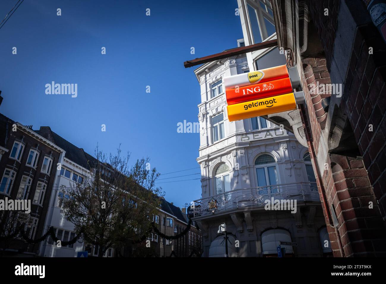 Bild eines Schildes mit dem Logo von PostNL, Geldmaat und ING, aufgenommen in ihrem Büro in Maastricht, Niederlande. PostNL, früher TNT N.V., ist eine Post, PA Stockfoto