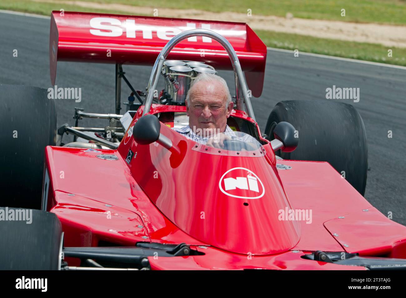 Die neuseeländische Motorsportlegende Chris Amon macht sich mit dem Formel 5000 1974 Talon MR1A-Rennwagen vertraut, den er im Tasman Cup 1975 fuhr Stockfoto