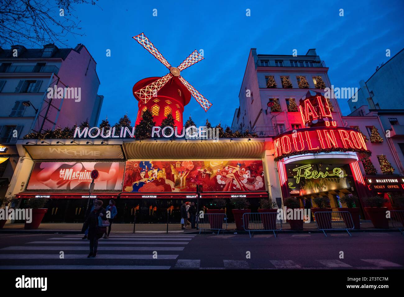 Die Windmühle Moulin Rouge, Moulin Rouge, ist ein berühmtes Kabarett, das 1889 im Rotlichtviertel Pigalle in Paris, Frankreich, erbaut wurde. Stockfoto