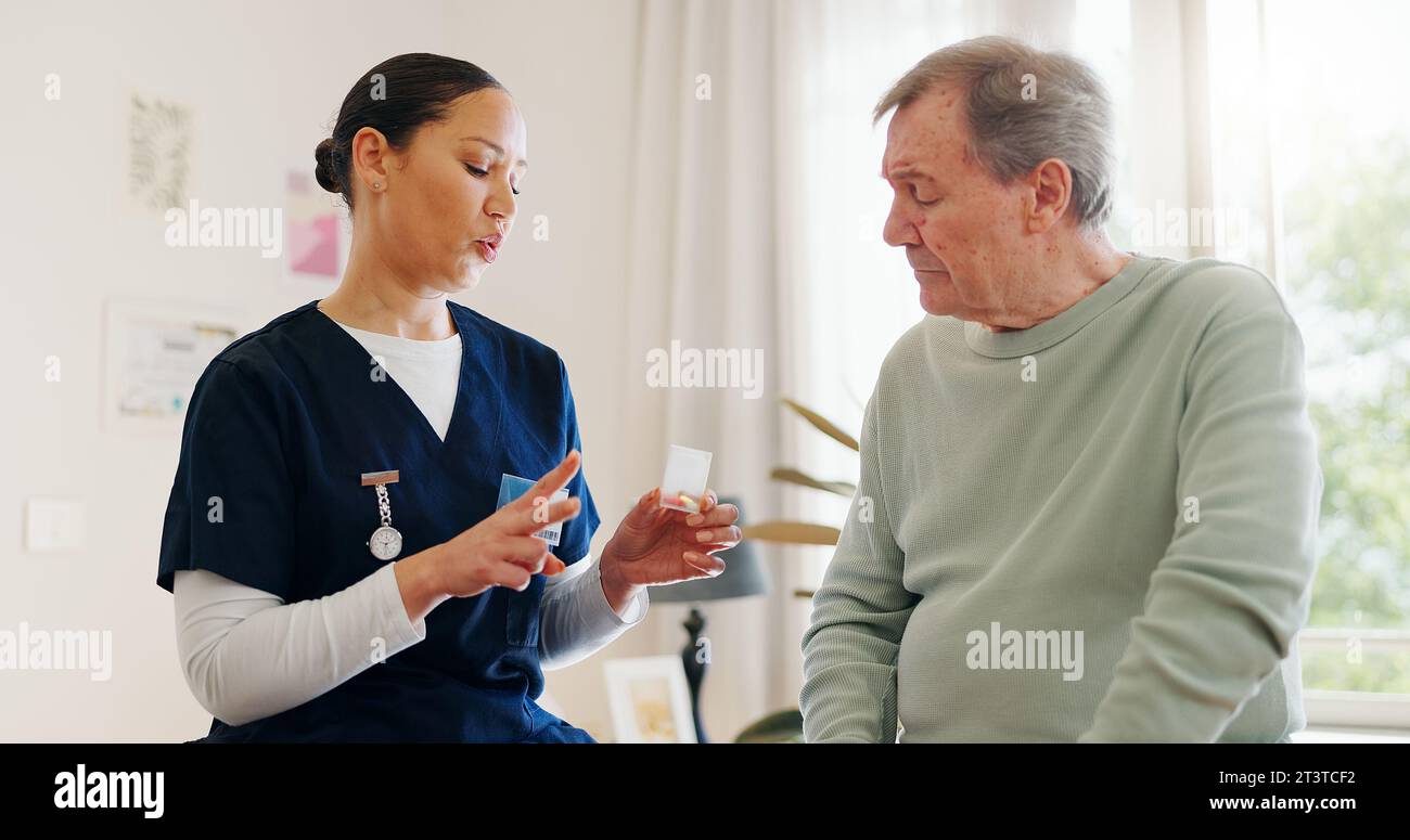 Pillen, Senioren und Betreuer erläutern Produktinformationen, Medikamentendosierung oder verschreibungspflichtige Medikamente. Kranker Kunde, Patientenberatung und Krankenschwester Stockfoto