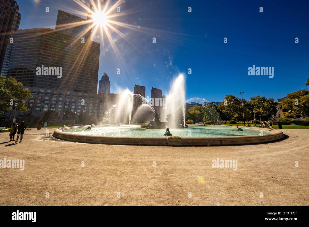 Philadelphia, PA - USA - 13. Oktober 2023 Weitwinkelblick auf den Logan Square, ein Kreiszentrum mit einem großen Brunnen mit skurriler Statue und Garten Stockfoto