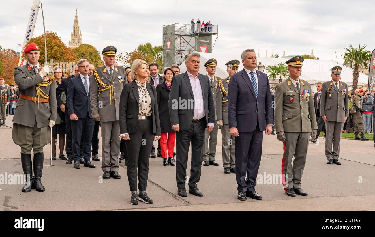 20223026 Nationalfeiertag 2023 Kranzniederlegung Bundesregierung WIEN, OESTERREICH - 26. OKTOBER: Bundesministerin für Landesverteidigung Klaudia Tanner OeVP, Bundesminister für Kunst, Kultur, öeffentlichen Dienst und Sport und Vize Kanzler Werner Kogler die Gruenen, Oesterreichischer Bundeskanzler Karl Nehammer OeVP und Generalstabschef Rudolf Striedinger waehrend der Kranzniederlegung des Oesterreichischen Bundeskanzlers und der Mitglieder der Bundesregierung anlaesslich der offiziellen Feierlichkeiten am Nationalfeiertag 2023 beim aeusseren Burgtor am Wiener Heldenplatz am 26. Oktober 202 Stockfoto