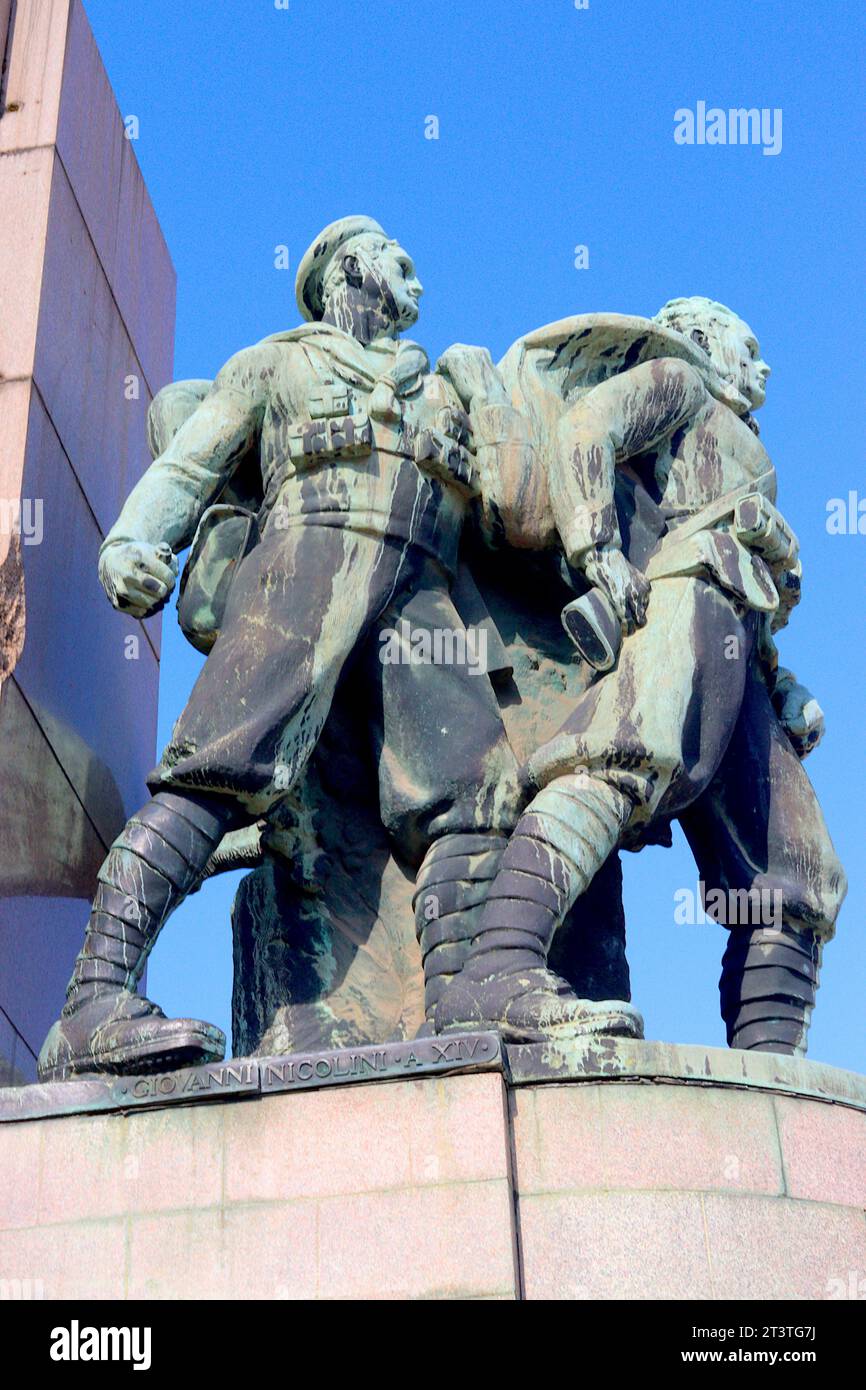 1936 Messina war Memorial mit Bronzestuben von Giovanni Nicolini zum Gedenken an die Gefallenen aus dem Ersten Weltkrieg, später umgebaut, um Verluste aus dem Zweiten Weltkrieg einzuschließen. Stockfoto