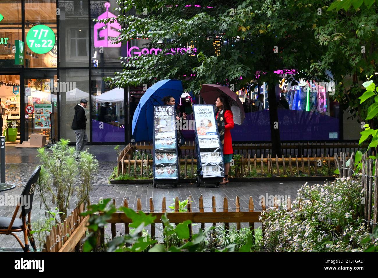 Zeugen Jehovas mit Wagen in der Nähe des Place de Brouckère (de Brouckèreplein) – Brüssel, Belgien – 25. Oktober 2023 Stockfoto