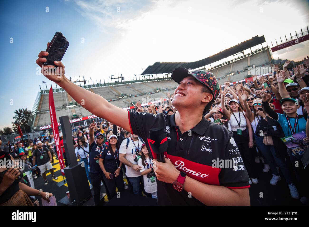 Mexiko-Stadt, Mexiko. Oktober 2023. Zhou Guanyu (CHN) Alfa Romeo F1 Team mit Fans bei Fans F1 Experiences Live. 26.10.2023. Formel-1-Weltmeisterschaft, Rd 20, Großer Preis Von Mexiko, Mexiko-Stadt, Mexiko, Vorbereitungstag. Das Foto sollte lauten: XPB/Press Association Images. Quelle: XPB Images Ltd/Alamy Live News Stockfoto