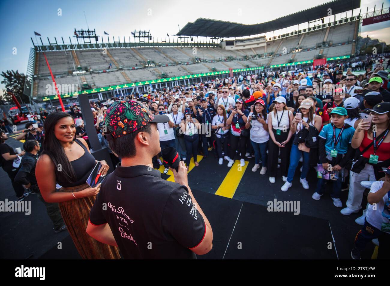 Mexiko-Stadt, Mexiko. Oktober 2023. Zhou Guanyu (CHN) Alfa Romeo F1 Team mit Fans bei Fans F1 Experiences Live. 26.10.2023. Formel-1-Weltmeisterschaft, Rd 20, Großer Preis Von Mexiko, Mexiko-Stadt, Mexiko, Vorbereitungstag. Das Foto sollte lauten: XPB/Press Association Images. Quelle: XPB Images Ltd/Alamy Live News Stockfoto