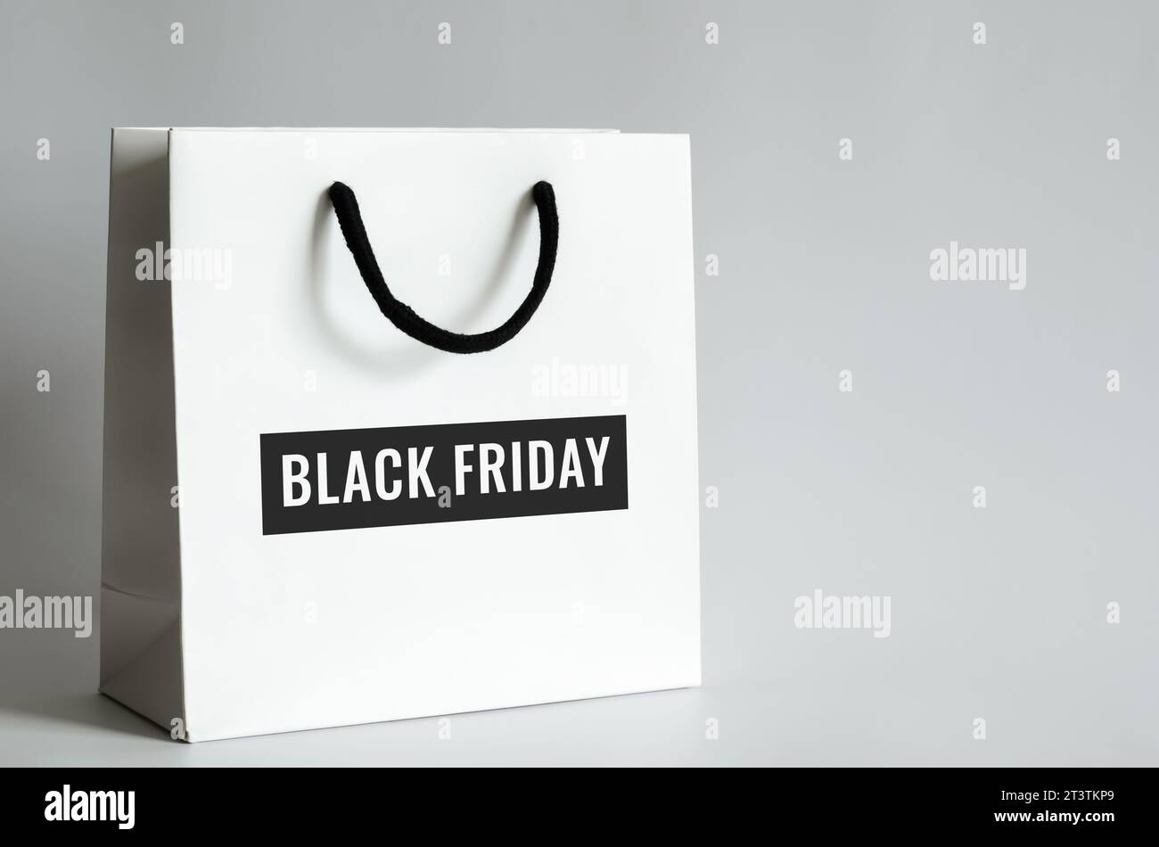 Weiße Einkaufstasche mit Black Friday Wort auf weißem Hintergrund für Black Friday Shopping Sale Konzept. Stockfoto