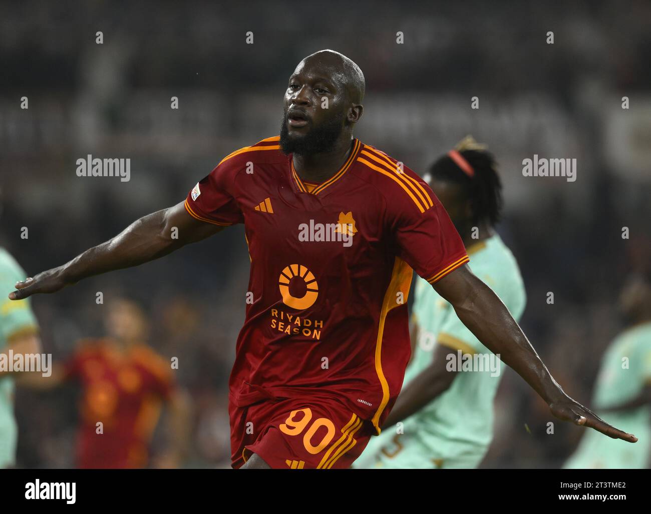 Rom, Italien. Oktober 2023. Romelu Lukaku feiert sein Tor mit seinen Teamkollegen beim Gruppenspiel der UEFA Europa League zwischen Roma und Slavia Praha am 26. Oktober 2023 in Rom, Italien. Quelle: Alberto Lingria/Xinhua/Alamy Live News Stockfoto