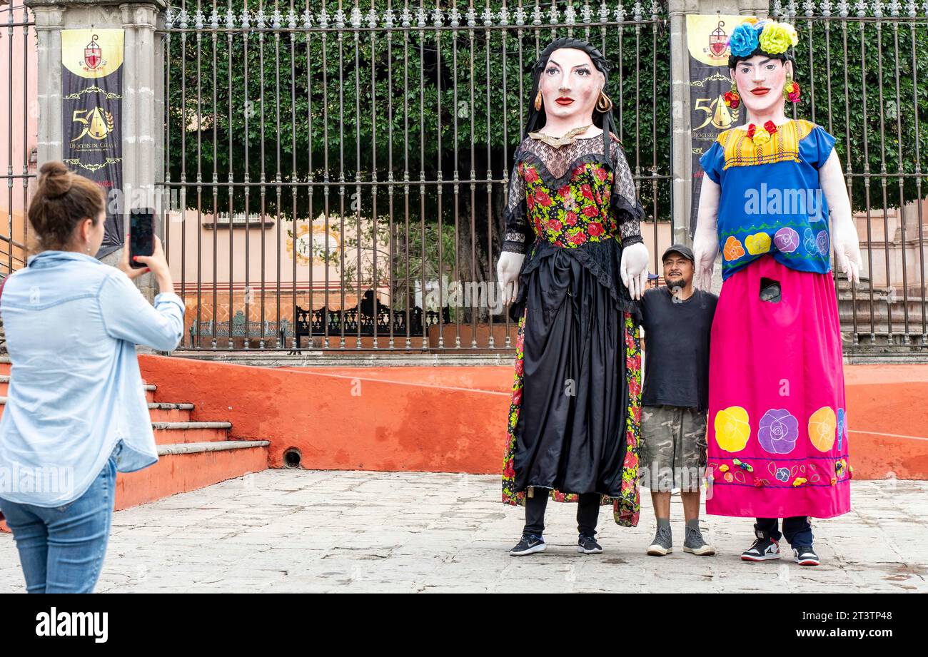 26. Oktober 2023: San Miguel de Allende, San Miguel de Allende, Mexiko: Ein Mann posiert am 26. Februar 2023 in San Miguel de Allende für ein Bild mit riesigen Marionetten namens Mojigangas. (Kreditbild: © Ronen Tivony/ZUMA Press Wire) NUR REDAKTIONELLE VERWENDUNG! Nicht für kommerzielle ZWECKE! Stockfoto