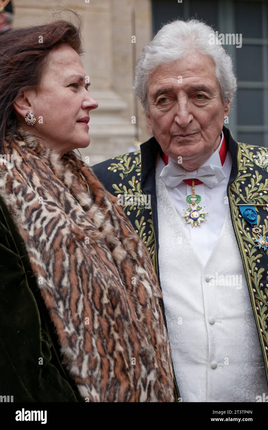 April 2016 Jean-Loup Dabadie und Véronique Bachet nehmen an der Ernennung von Marc Lambron zur Academie Francaise in Paris Teil Stockfoto