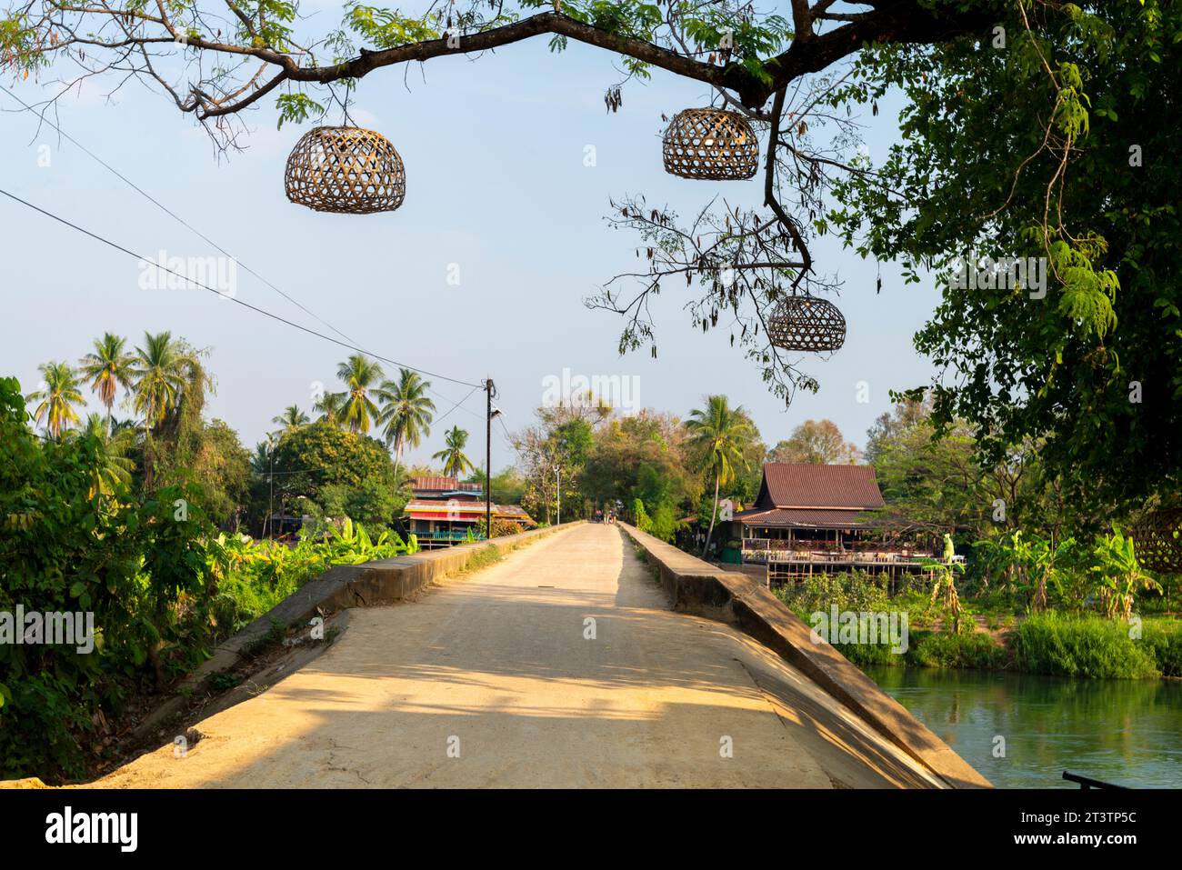 Blick auf die Insel Don Khon, entlang der französischen Kolonialbrücke, über den Mekong, ein beliebtes Wahrzeichen und Aussichtspunkt bei Sonnenuntergang, für Touristen zu überqueren, OR Stockfoto