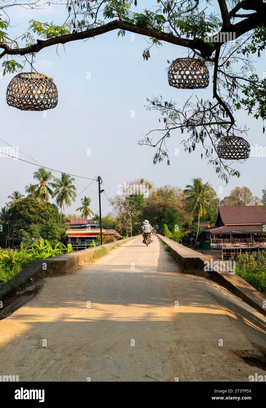 Blick auf die Insel Don Khon, entlang der französischen Kolonialbrücke, über den Mekong, ein beliebtes Wahrzeichen und Aussichtspunkt bei Sonnenuntergang, für Touristen zu überqueren, OR Stockfoto