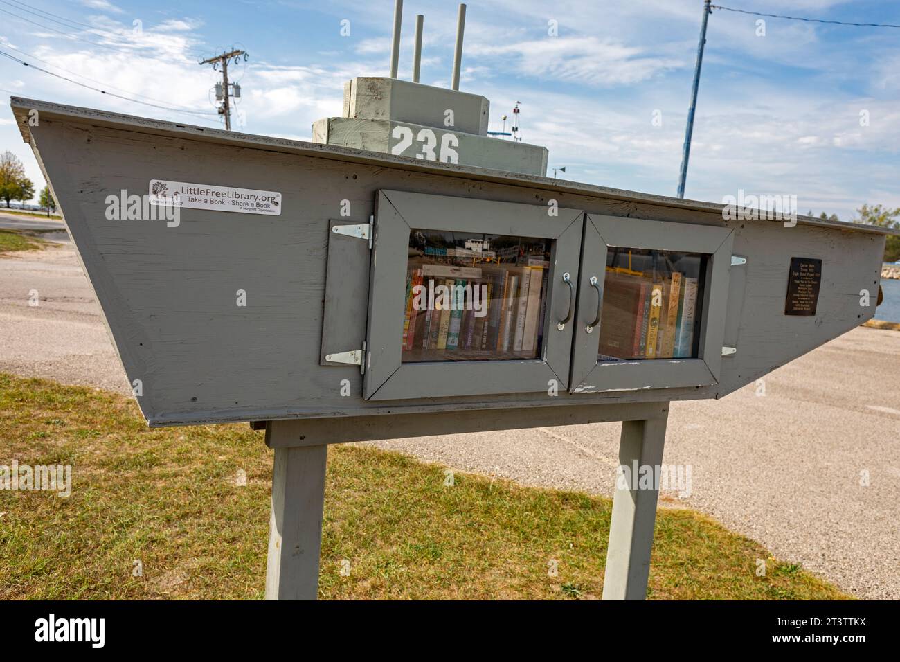 Muskegon, Michigan - Eine kleine freie Bibliothek in Form eines U-Boots vor dem USS Silversides Submarine Museum. Besucher können das Museum besichtigen und spazieren gehen Stockfoto