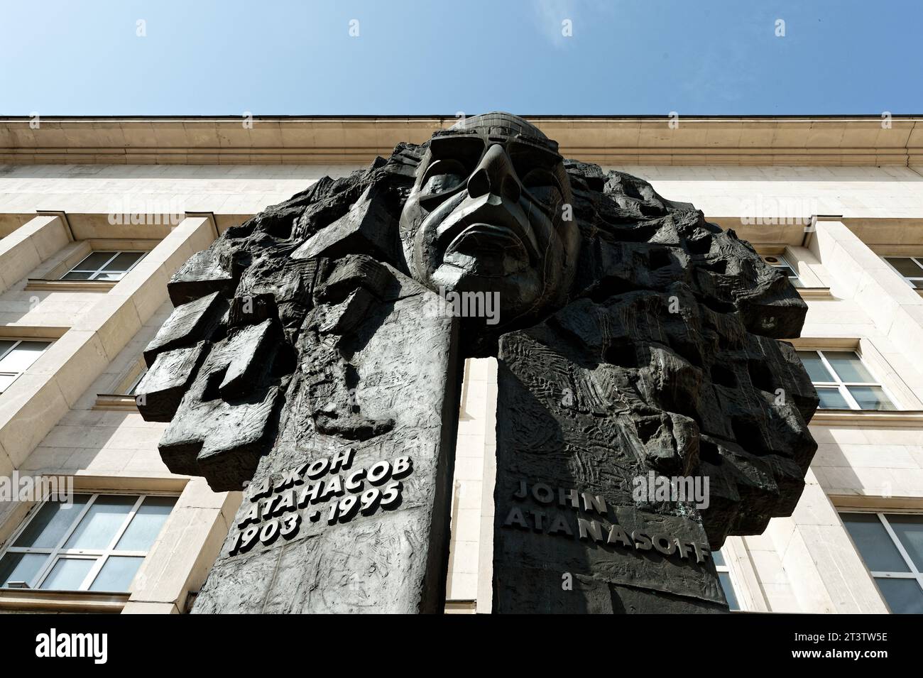 Unter dem Denkmal von John Atanasoff, einem scheinbar vergessenen Juwel, das von der Stadt umhüllt wird, schmückt heute die Front der Handelskammer von Sofia. Stockfoto