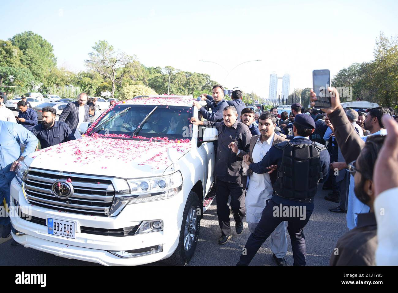 Islamabad, Pakistan. Oktober 2023. Pakistans ehemaliger Premierminister und Verurteilter Nawaz Sharif (C) kommt, um vor dem Obersten Gerichtshof zu erscheinen. Ein pakistanisches Obergericht gewährte dem dreimaligen Premierminister Nawaz Sharif Kaution, sagte seine Partei, nachdem er aus dem Exil zurückgekehrt war, um seinen Namen zu löschen und Wahlen anzutreten, die Anfang nächsten Jahres anstehen. Sharif verließ Pakistan im Jahr 2019 teilweise durch eine Gefängnisstrafe, um medizinische Versorgung in Großbritannien zu suchen, wobei er mehrere Gerichtsbefehle ignorierte, unter der Regierung von Imran Khan zurückzukehren. (Bild: © Raja Imran Bahader/Pacific Press via ZUMA Press Wire) E Stockfoto