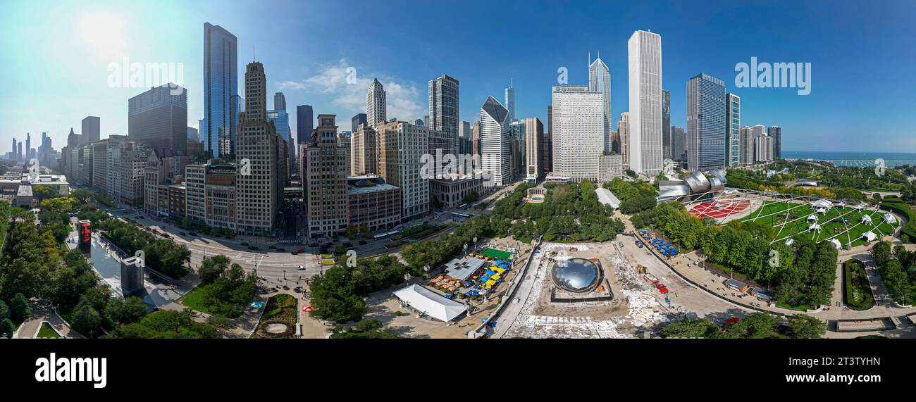 Hochauflösende Panoramaaufnahme der berühmten Touristenattraktion von Chicagos Millennium Park an einem schönen Sommertag Stockfoto