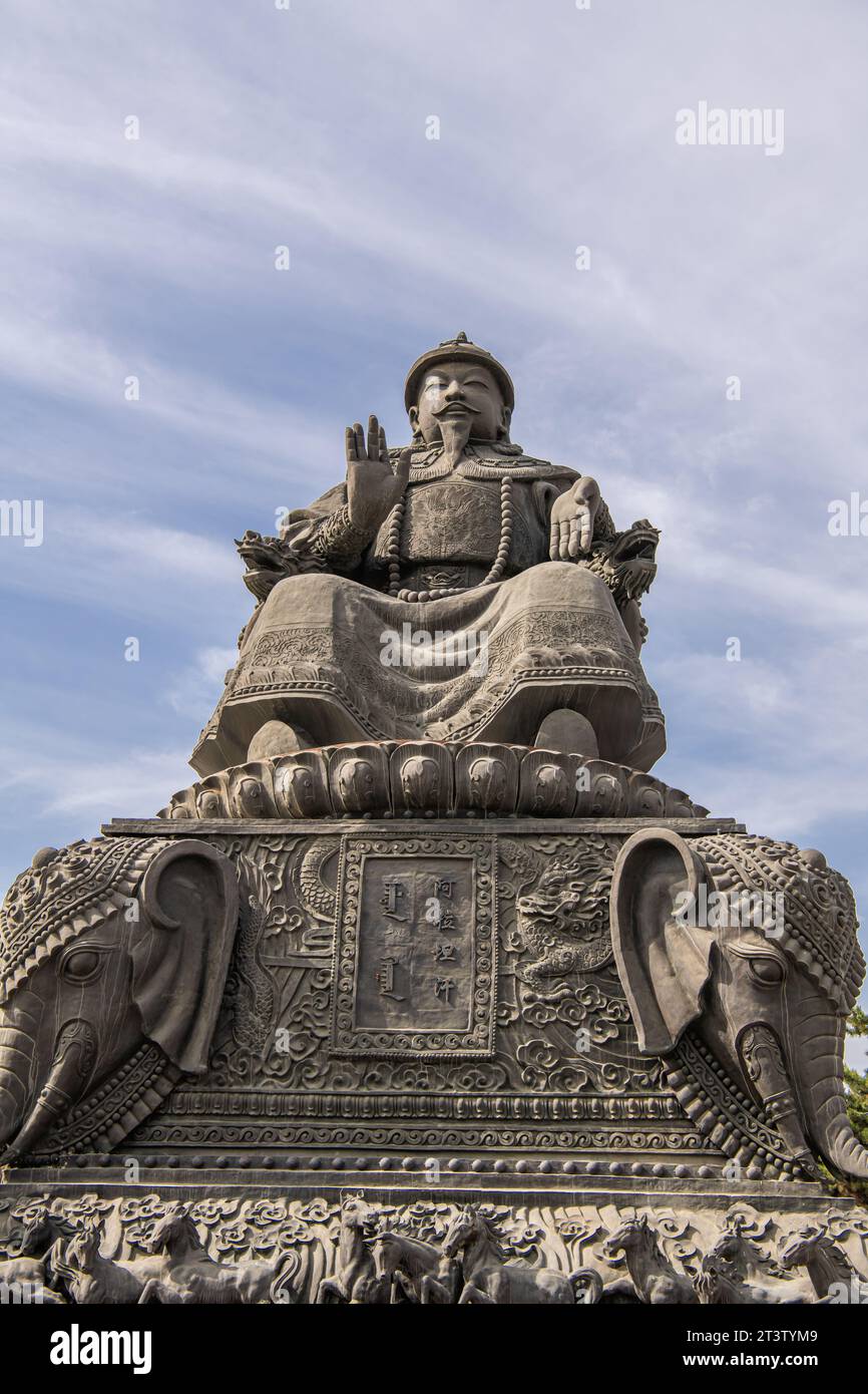 Khan Alatan Skulptur im Dazhao Lamasery, Hohhot Stadt, Innere Mongolei autonome Region, China. Blauer Himmel mit Kopierraum für Text Stockfoto