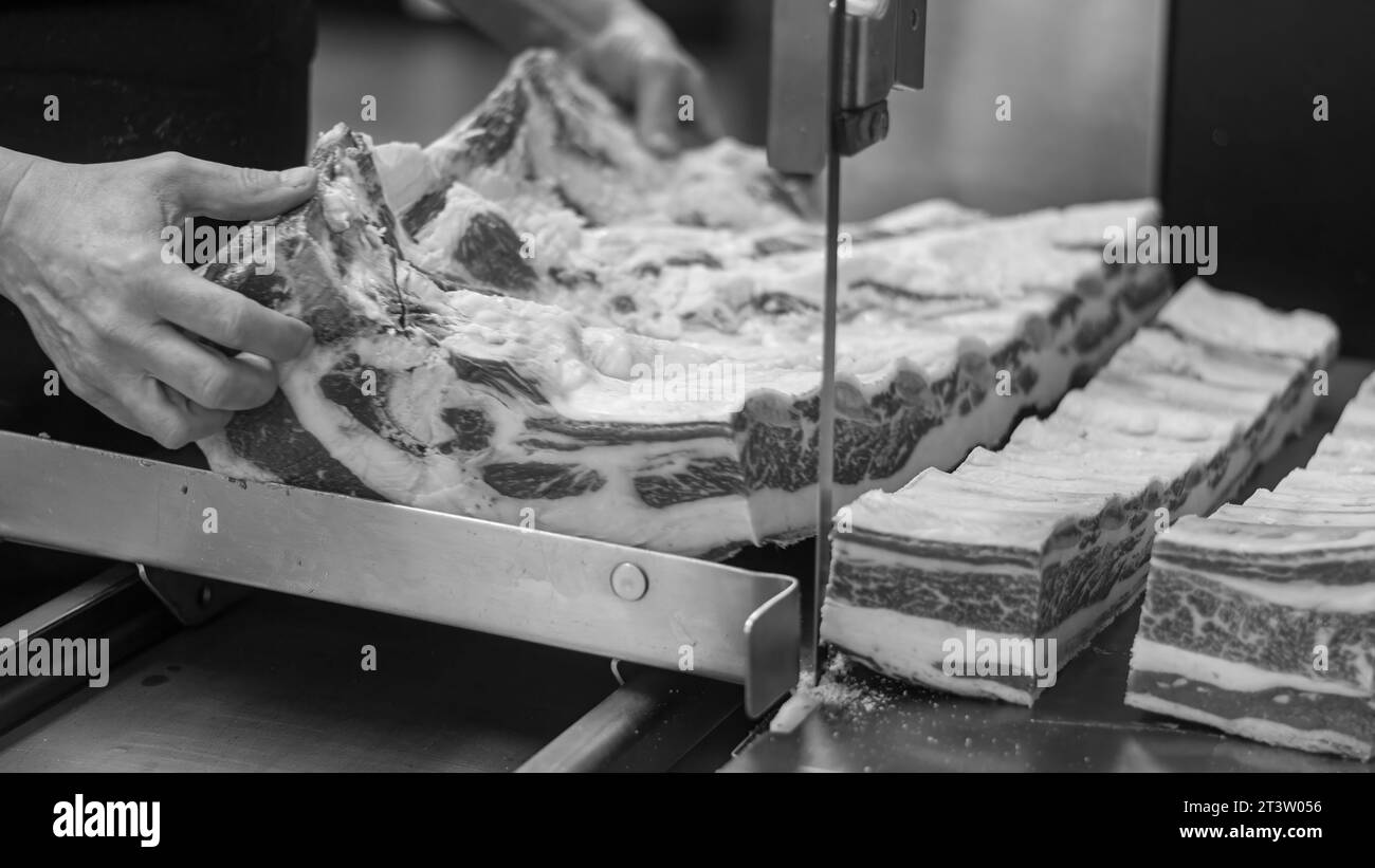 Hochauflösende Einzelaufnahme des Schneid- und Zubereitungsprozesses von Rindfleisch/Fleisch in einer Boutique-Metzgerei in den USA Stockfoto