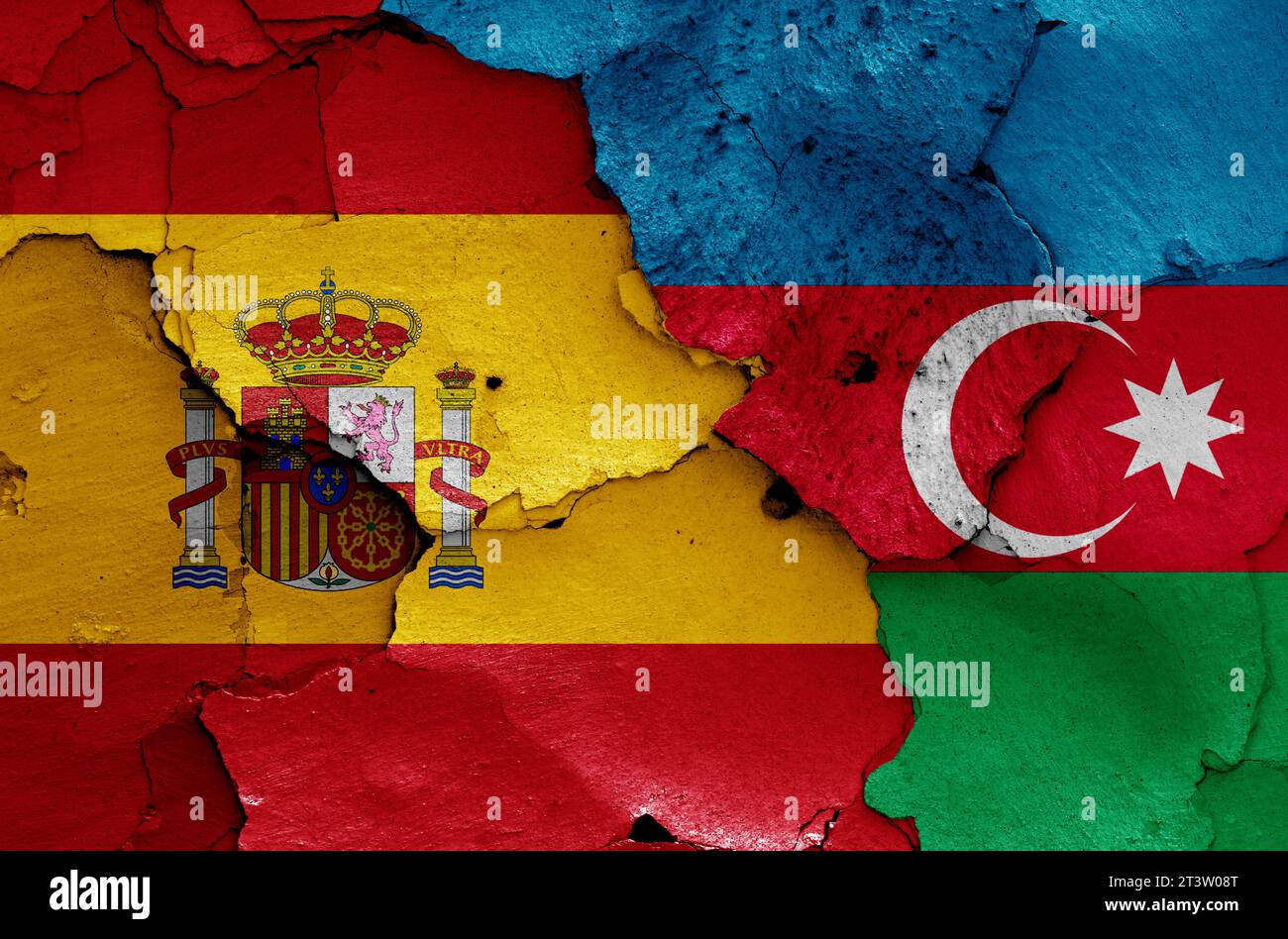 Flaggen von Spanien und Aserbaidschan auf gerissene Wand gemalt Stockfoto