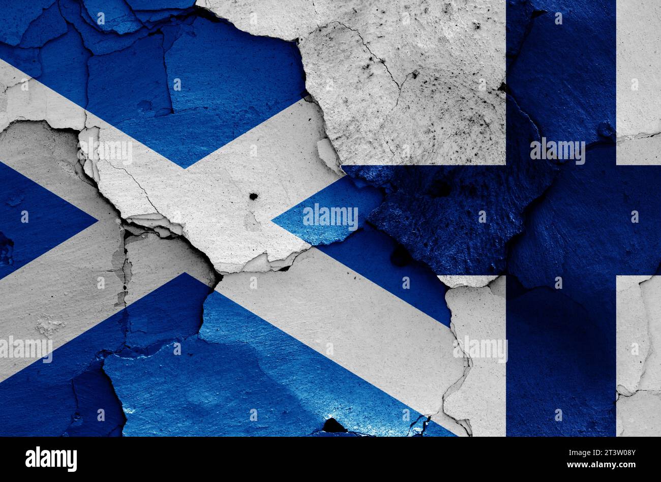 Fahnen von Schottland und Finnland auf gerissene Wand gemalt Stockfoto