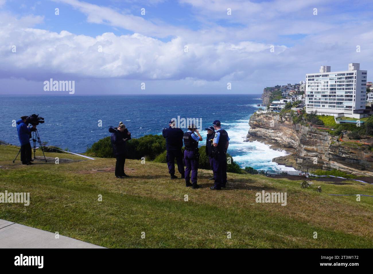 Polizei bei einem Tatort im Diamond Bay Reserve, Sydney Stockfoto
