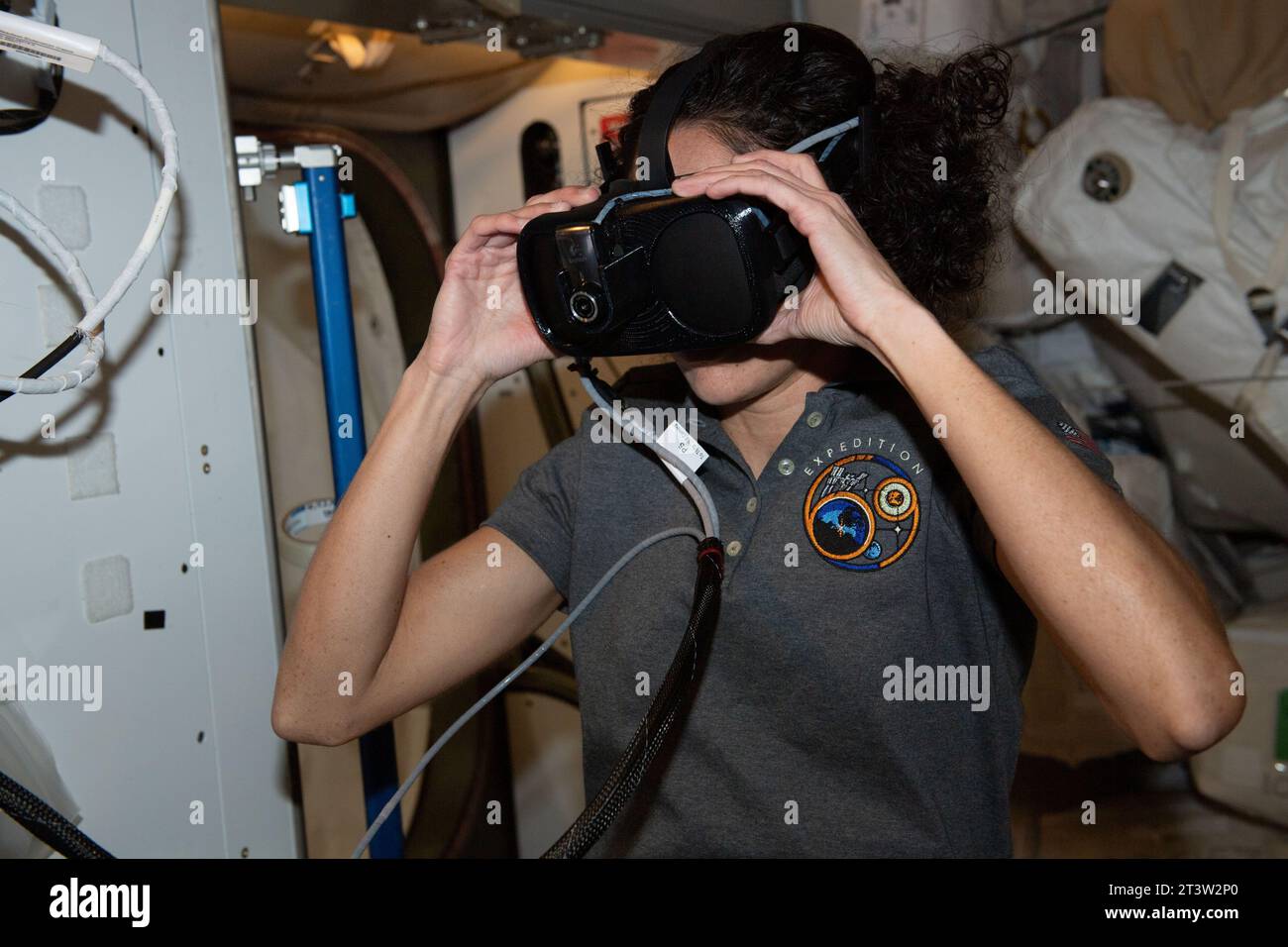 Erdatmosphäre. September 2023. Der NASA-Astronaut und Expedition 70 Flight Engineer Jasmin Moghbeli nimmt an einem Virtual-Reality-Weltraumtraining mit SAFER oder Simplified Aid für EVA Rescue Teil. Das Gerät ist an den Raumanzügen befestigt und ermöglicht es Astronauten, sicher zur Station zurückzukehren, wenn sie sich lösen sollten. Die Verwendung eines VR-Headsets imitiert diese Umgebung und ermöglicht es Astronauten, sich außerhalb der Station aufzuhalten und während des Trainings die Bewegungen ihrer Hände und Körper zu verfolgen. (Kreditbild: © NASA/ZUMA Press Wire) NUR REDAKTIONELLE VERWENDUNG! Nicht für kommerzielle ZWECKE! Stockfoto